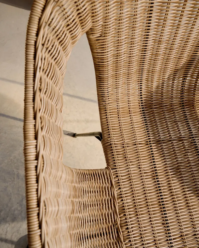 Sedia impilabile Eltiera realizzata rattan sintetico e telaio acciaio nero