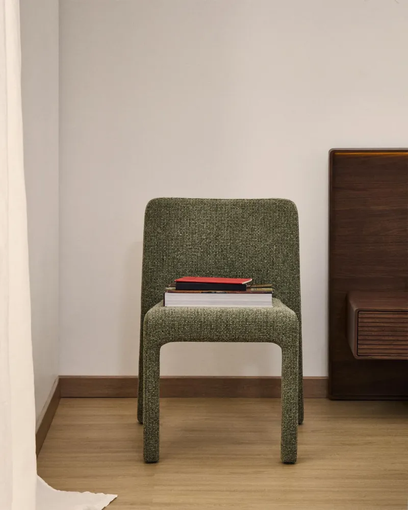 Sedia impilabile Loria con struttura ciniglia verde