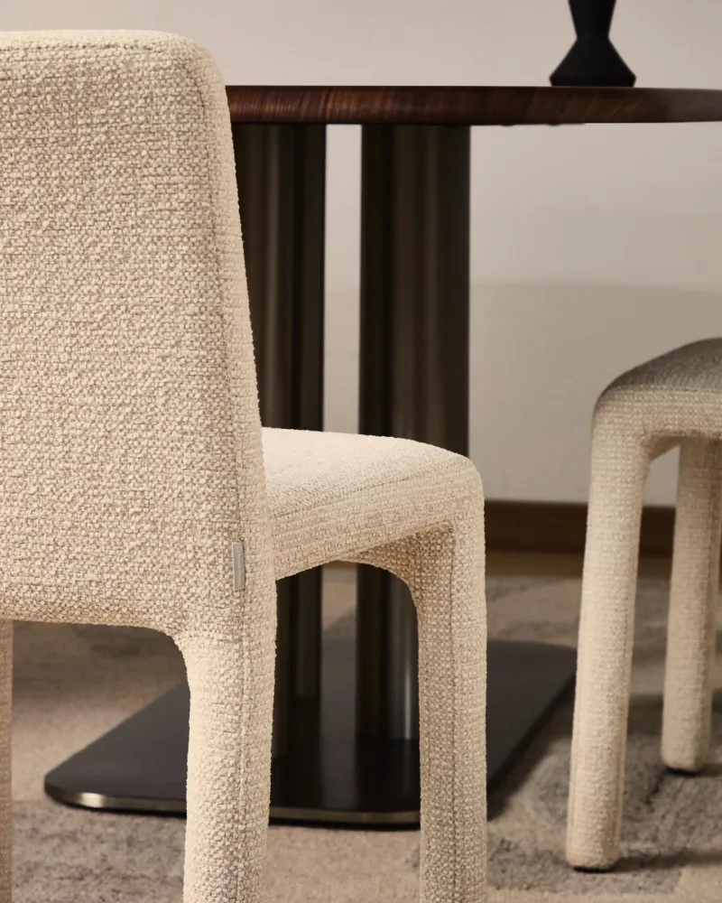 Sedia impilabile Loria con struttura ciniglia beige