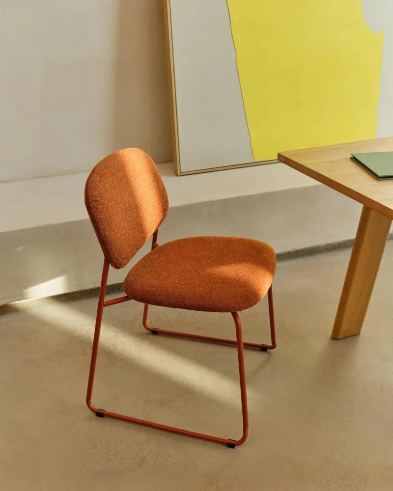 Sedia impilabile Meli con terrakottciniglia e terracotta colorateottgambe metallo color