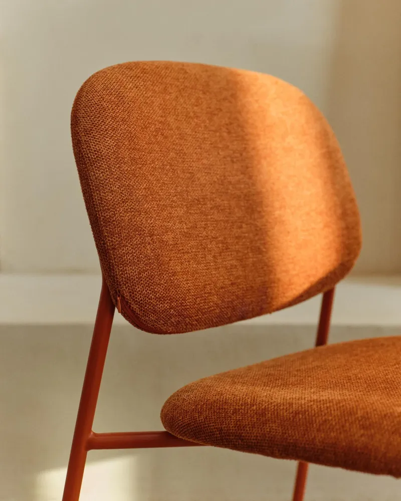 Sedia impilabile Meli con terrakottciniglia e terracotta colorateottgambe metallo color