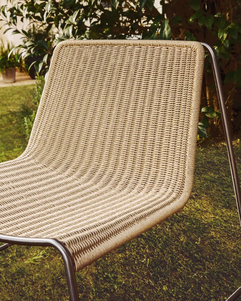 Sedia impilabile Tavari realizzata corda sintetica beige e acciaio inox dall'aspetto spazzolato