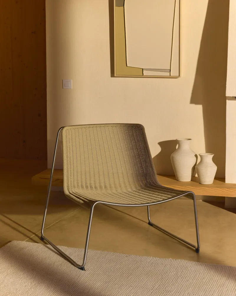 Sedia impilabile Tavari realizzata corda sintetica beige e acciaio inox dall'aspetto spazzolato