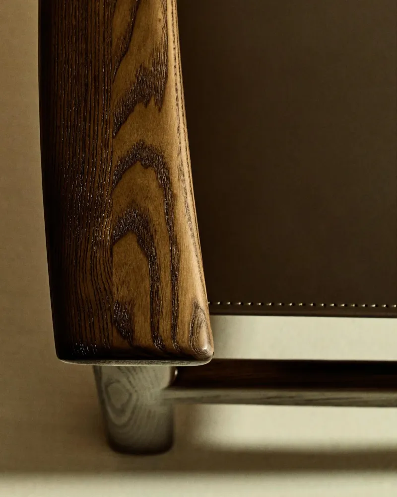 Sedia Jan realizzata fibre di pelle riciclata colore scurobraun e legno massello di frassino FSC 100 % con