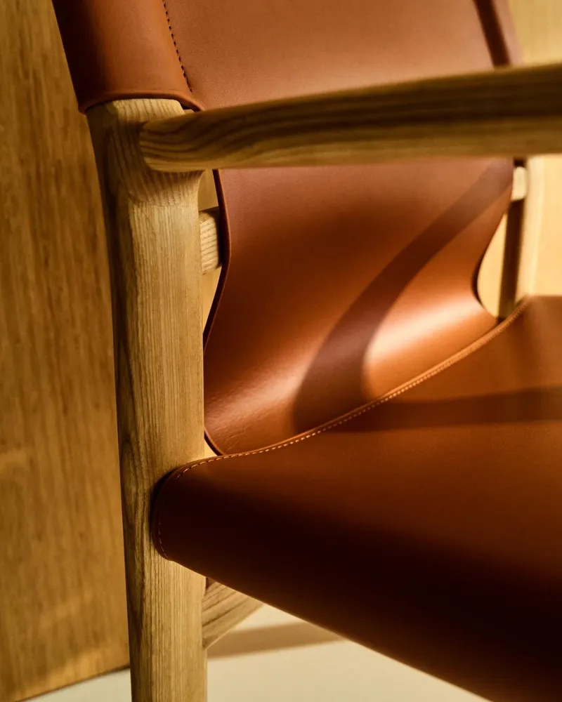 Sedia Jan realizzata fibre di pelle riciclata colore chiarobraun e legno massello di frassino FSC 100 % con Fi