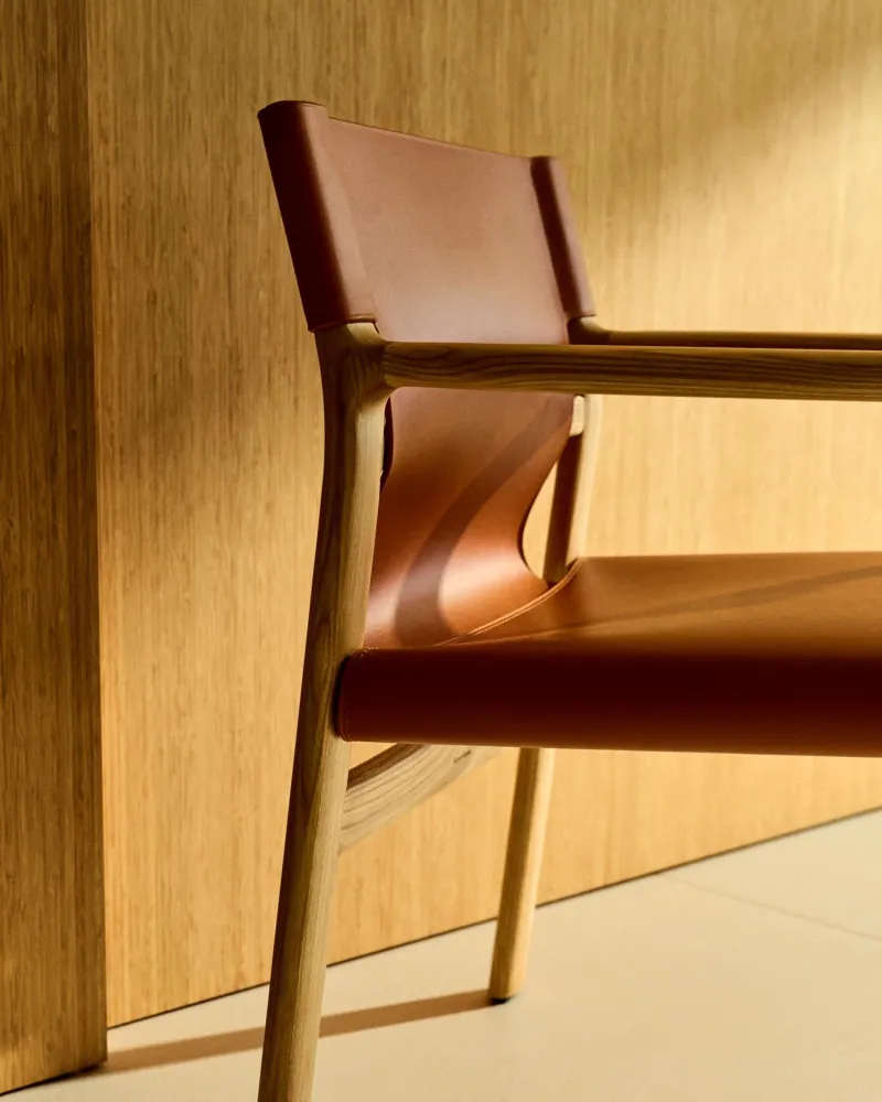 Sedia Jan realizzata fibre di pelle riciclata colore chiarobraun e legno massello di frassino FSC 100 % con Fi