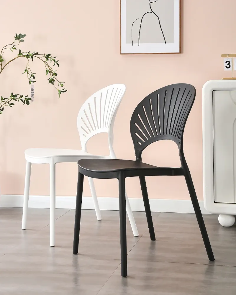 Sedia di plastica di eugenia nera