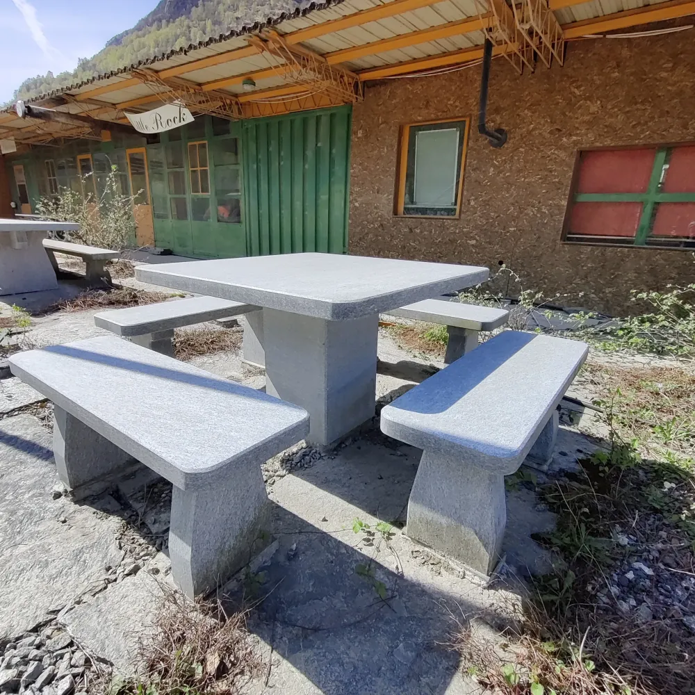 Set tavolo quadrato con 4 panchine