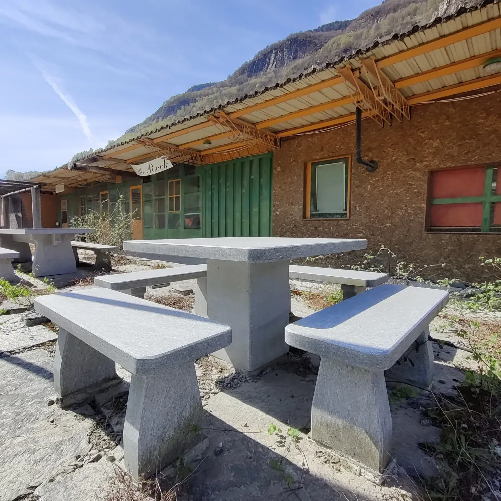 Set tavolo quadrato con 4 panchine