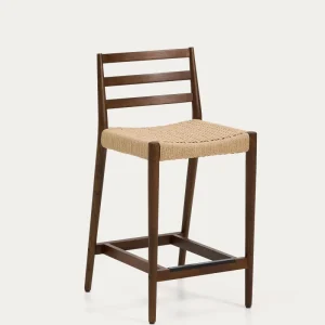 Sgabello da bar di analisi con uno schienale rovere solido con finitura noce e area salotto