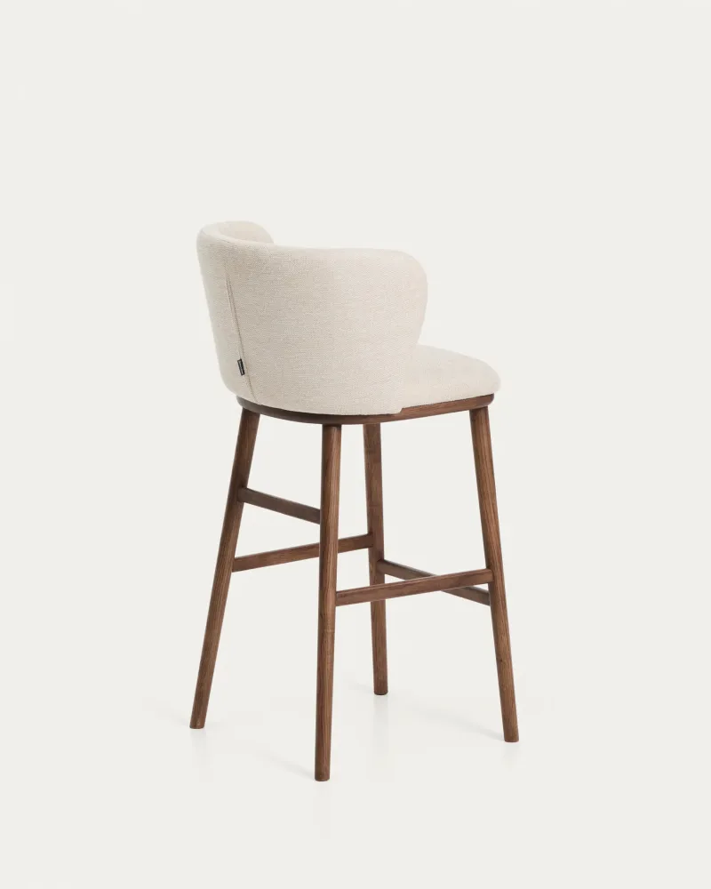 Sgabello Ciselia ciniglia beige con gambe legno massello di frassino finitura noce, FSC Mix Credit, 75 cm