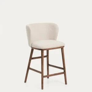 Sgabello Ciselia ciniglia beige con gambe legno massello di frassino finitura noce, FSC Mix Credit, 65 cm