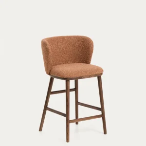 Sgabello Ciselia ciniglia spessa di terracotta con gambe massello di frassino finitura noce, FSC Mix Credit, 65 cm
