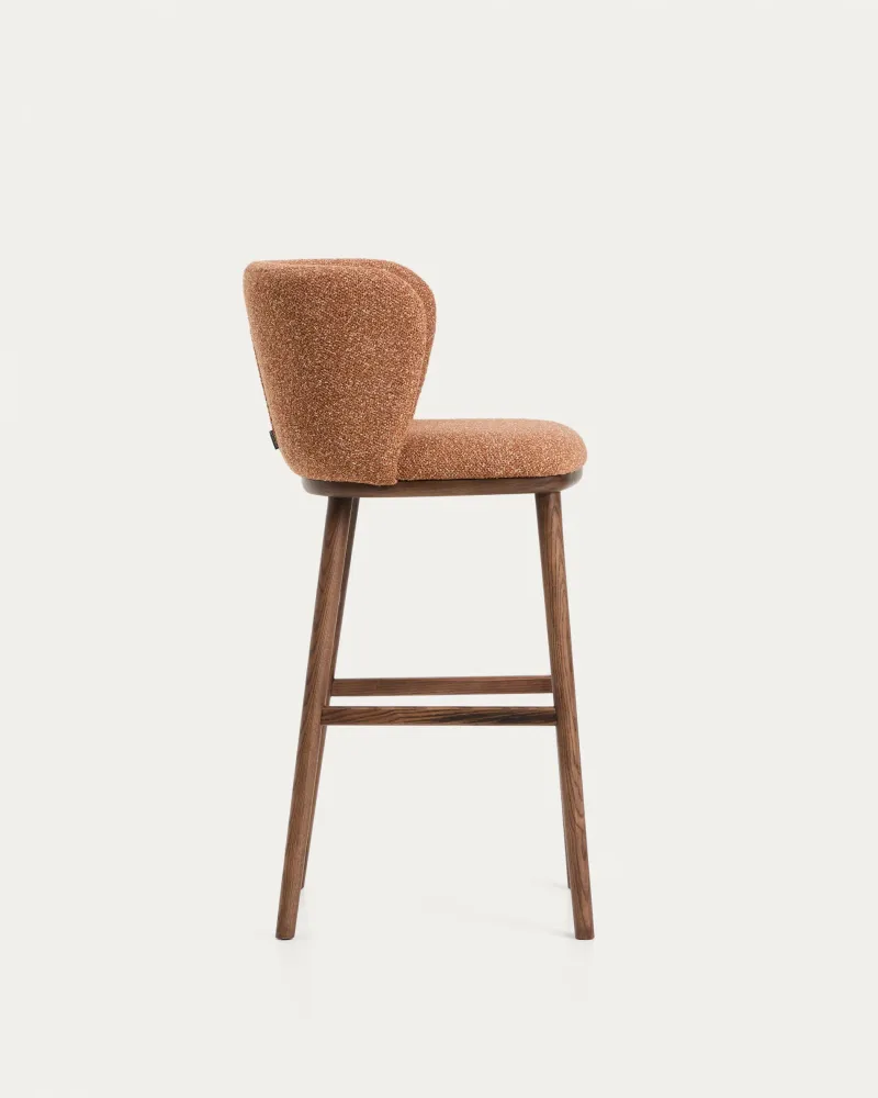 Sgabello Ciselia ciniglia spessa di terracotta con gambe massello di frassino finitura noce, FSC Mix Credit, 75 cm