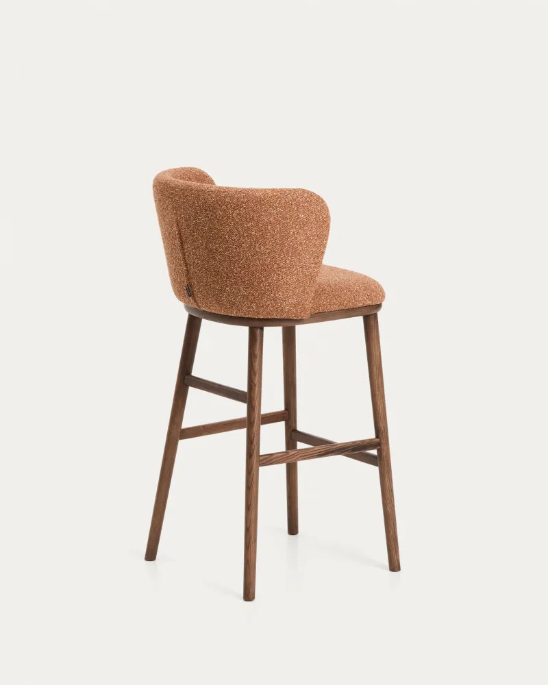 Sgabello Ciselia ciniglia spessa di terracotta con gambe massello di frassino finitura noce, FSC Mix Credit, 75 cm