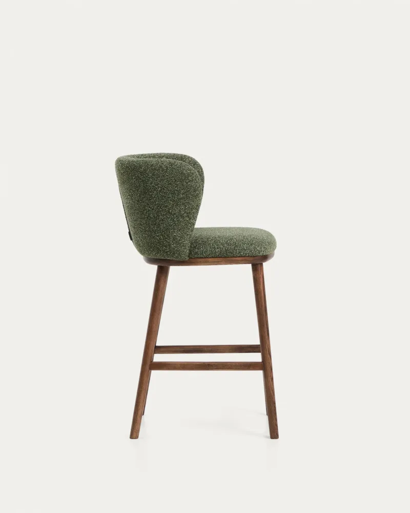Sgabello Ciselia ciniglia spessa verde scuro con gambe legno massello di frassino finitura noce, FSC Mix Credit, 65 cm