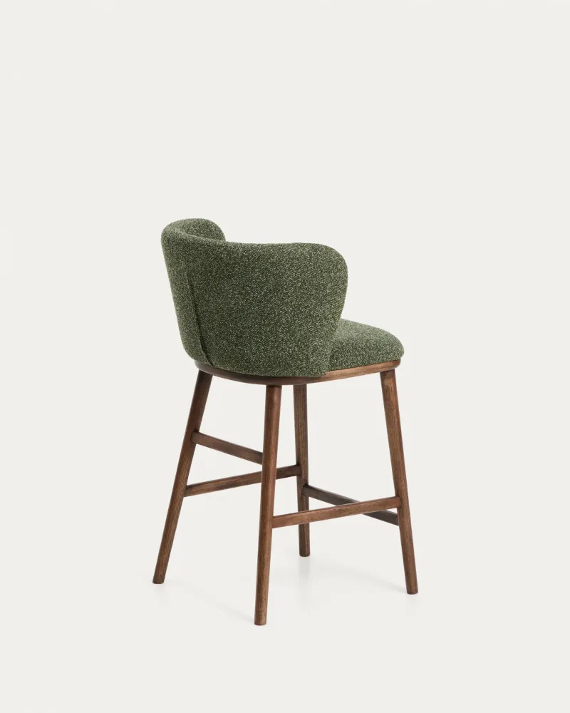 Sgabello Ciselia ciniglia spessa verde scuro con gambe legno massello di frassino finitura noce, FSC Mix Credit, 65 cm