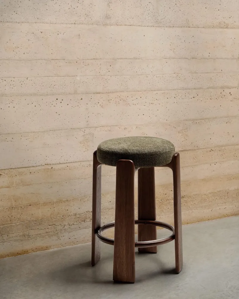 Sgabello granito fatto di chenille verde e legno di cenere solido con finitura colorata di noce, FS