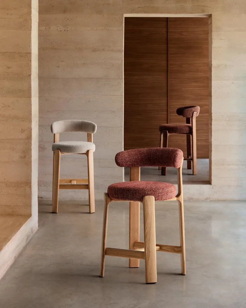 Sgabello granito realizzato braunciniglia e legno massello di frassino con finitura noce