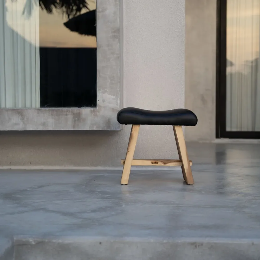 Lo sgabello SUAR con pelle - Nero naturale
