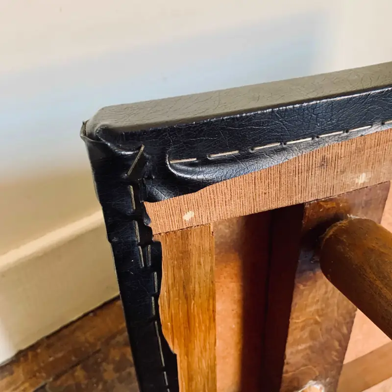 Sgabello vintage legno con seduta pelle nera - Olanda 1960