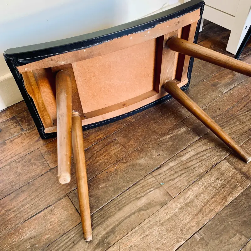 Sgabello vintage legno con seduta pelle nera - Olanda 1960