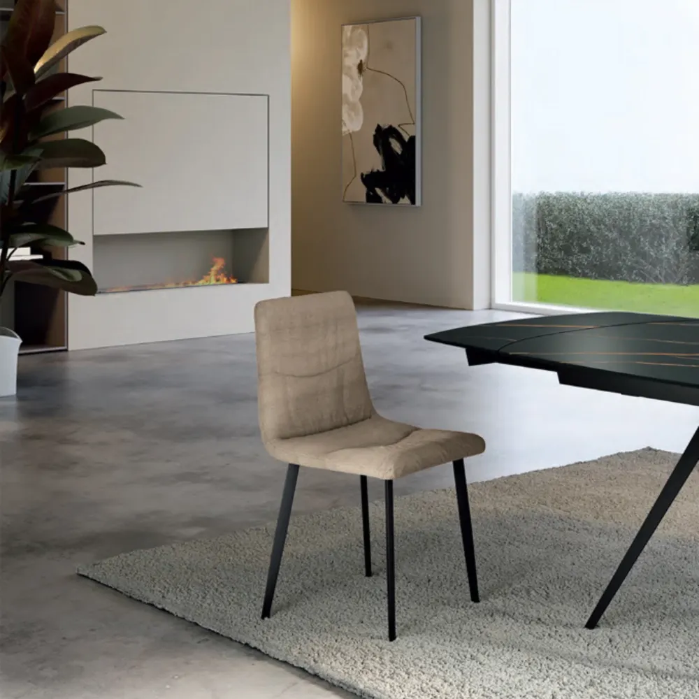 Set 4 sedie tessuto easy-clean "Carlotta" con struttura metallo verniciato nero Marrone Stones