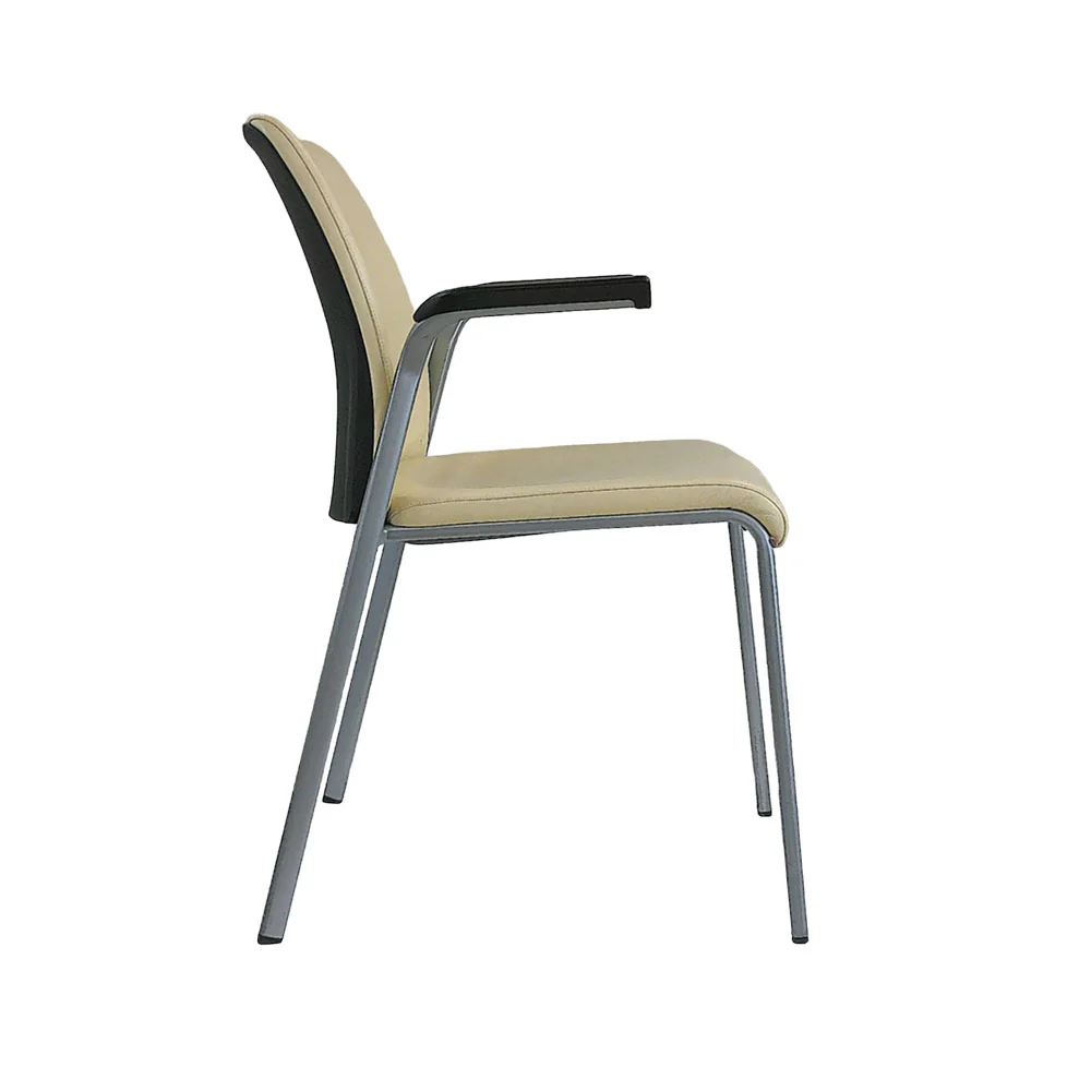 Steelcase: Sedia impilabile pelle color crema originale - Ristrutturata