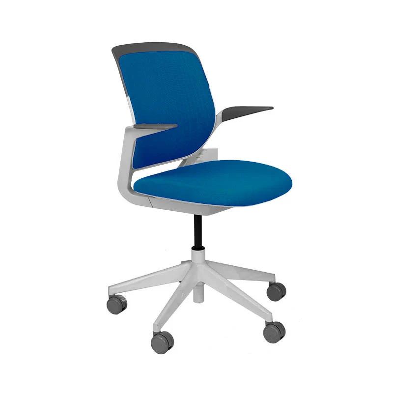 Steelcase: Sedia da riunione Cobi con struttura bianca tessuto blu - Ricondizionata