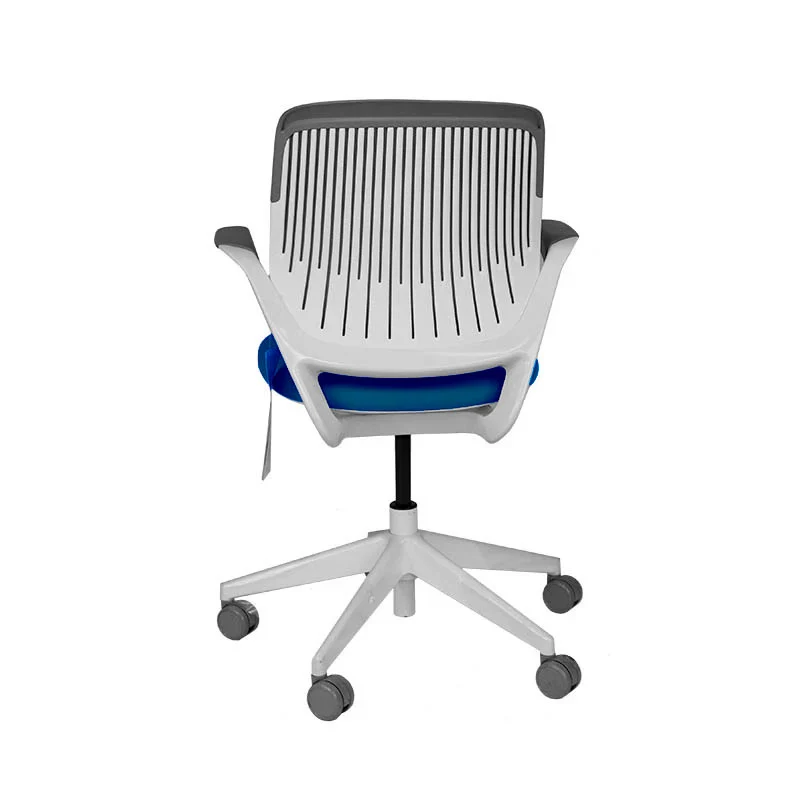 Steelcase: Sedia da riunione Cobi con struttura bianca tessuto blu - Ricondizionata