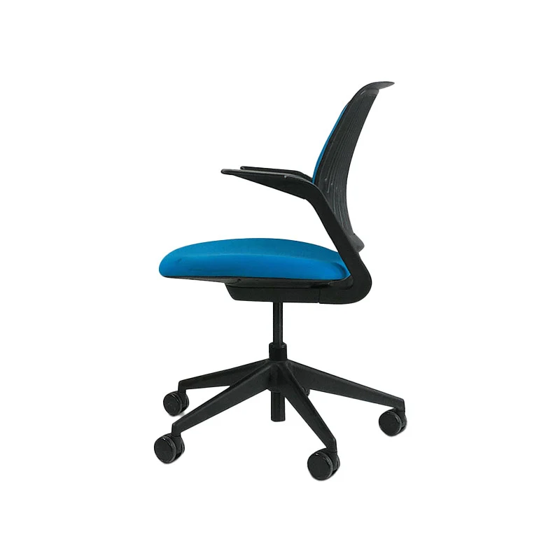 Steelcase: Sedia da riunione Cobi con struttura nera tessuto blu - Ricondizionata