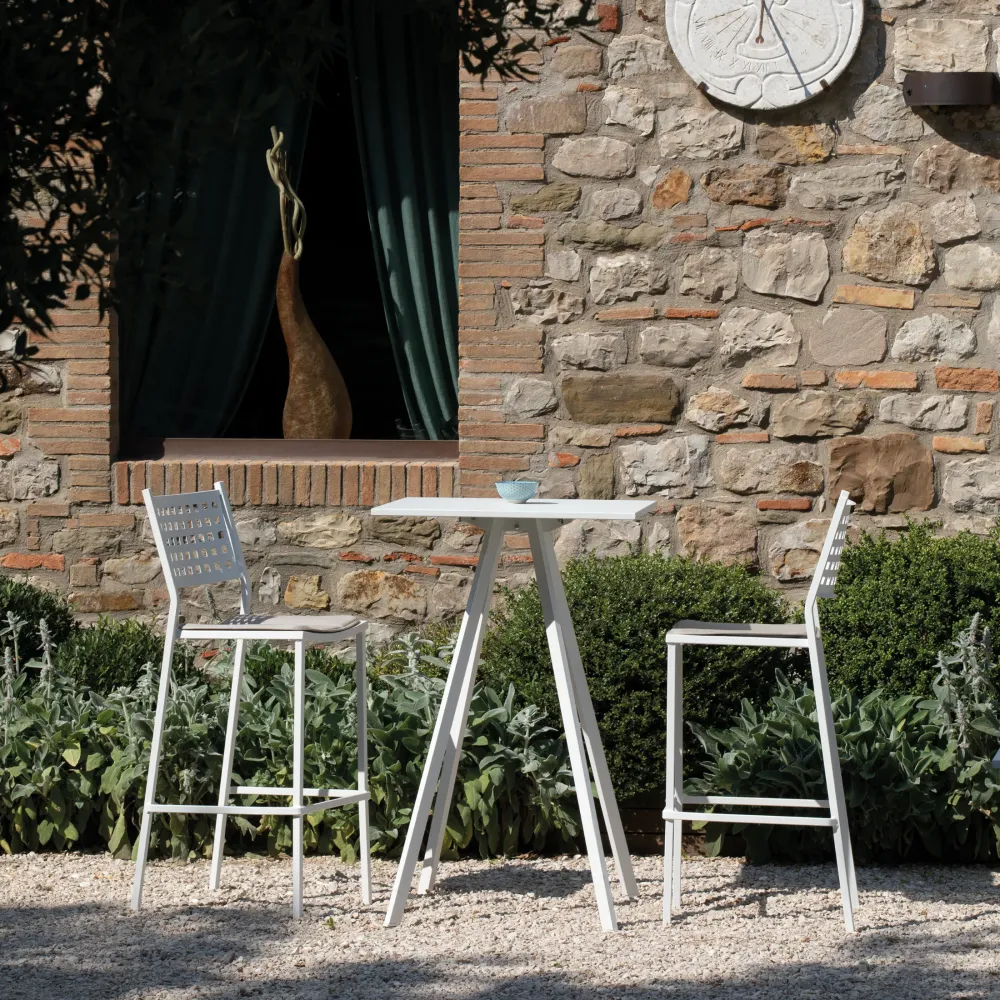 Sgabello metallo moderno impilabile da giardino "Alice" cm 44x51 107h Vermobil