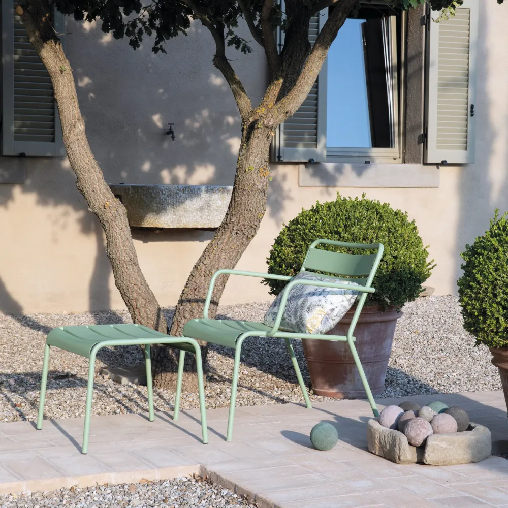 Tavolino poggiapiedi metallo verniciato "Twist" basso da giardino cm 126x57 45h Vermobil
