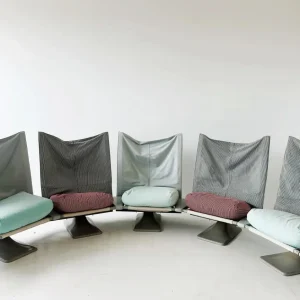 Versione modulare della poltrona AEO di Paolo Deganello per Cassina, con disposizione semicircolare