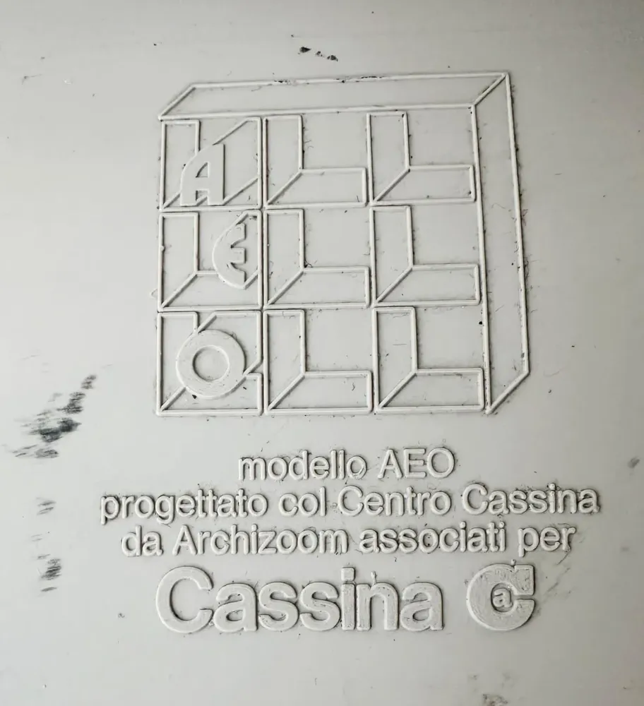 Versione modulare della poltrona AEO di Paolo Deganello per Cassina, con disposizione semicircolare