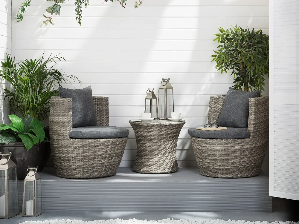 PE Rattan Garden Bistro Set Grey CAPRI con 2 Poltrone e Pouf