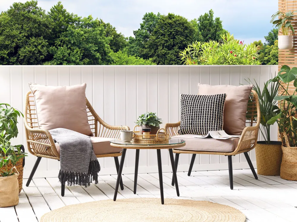 Set bistro rattan color naturale e cuscini sabbia LAURETO con 2 Poltrone e Pouf