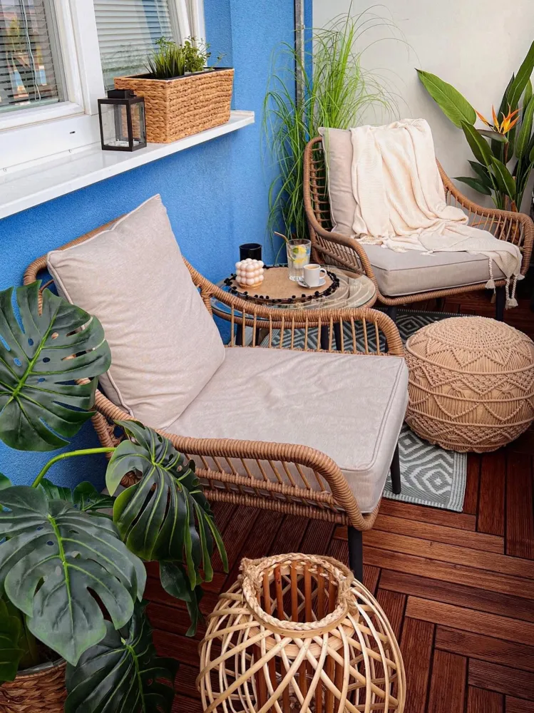 Set bistro rattan color naturale e cuscini sabbia LAURETO con 2 Poltrone e Pouf