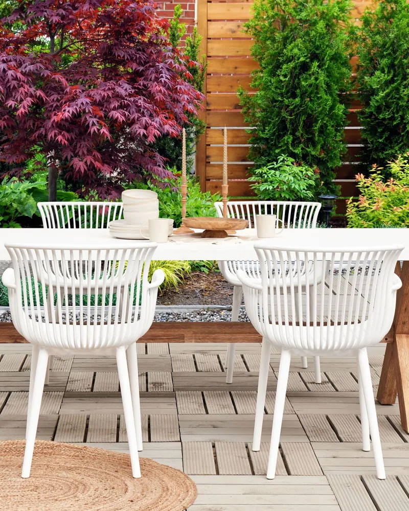 Set di 4 sedie da giardino PESARO Materiale sintetico Bianco con 2 Poltrone e Pouf
