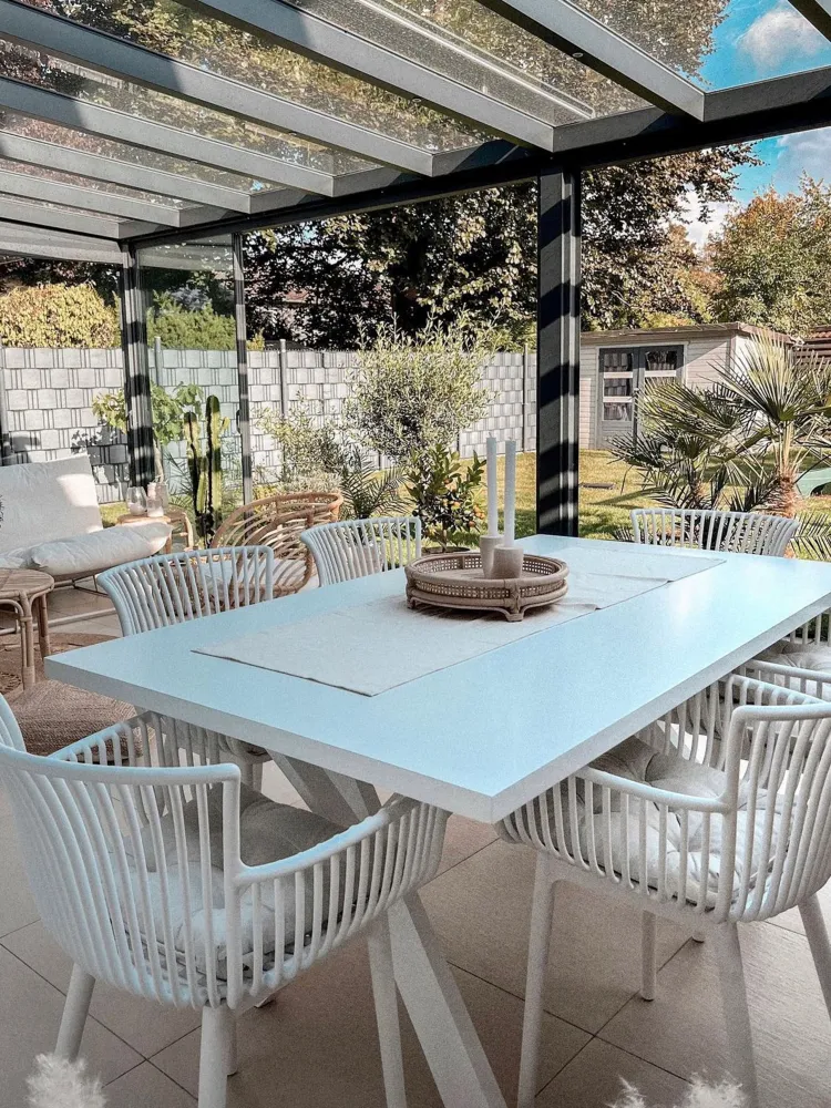 Set di 4 sedie da giardino PESARO Materiale sintetico Bianco con 2 Poltrone e Pouf