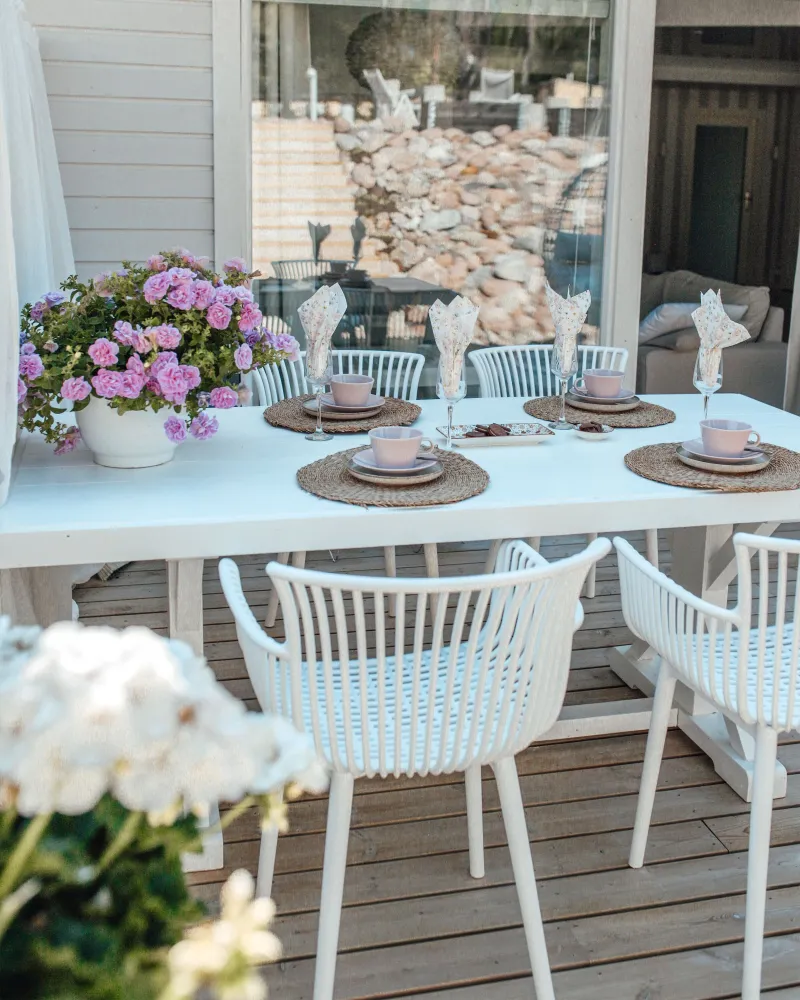 Set di 4 sedie da giardino PESARO Materiale sintetico Bianco con 2 Poltrone e Pouf